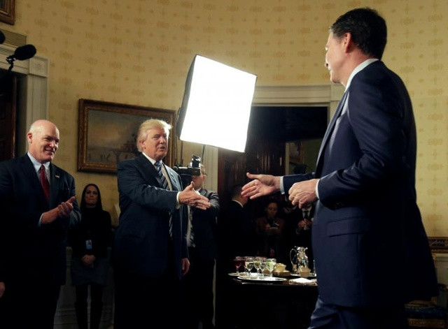 Tổng thống Donald Trump chào đón Giám đốc FBI James Comey trong vai trò giám đốc của cơ quan mật vụ Joseph Clancy (L) theo dõi các nhân viên thi hành pháp luật khai mạc và tiếp đón lần thứ nhất trong phòng xanh của Nhà Trắng ngày 22 tháng 1 năm 2017. 