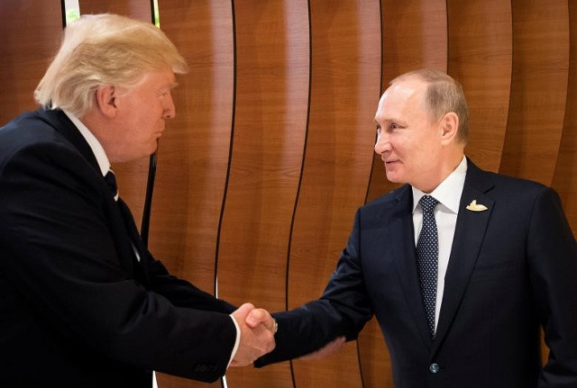 Tổng thống Donald Trump và Tổng thống Nga Vladimir Putin bắt tay trong Hội nghị Thượng đỉnh G20 tại Hamburg, Đức trong bức ảnh chụp từ video ngày 07 tháng 7 năm 2017