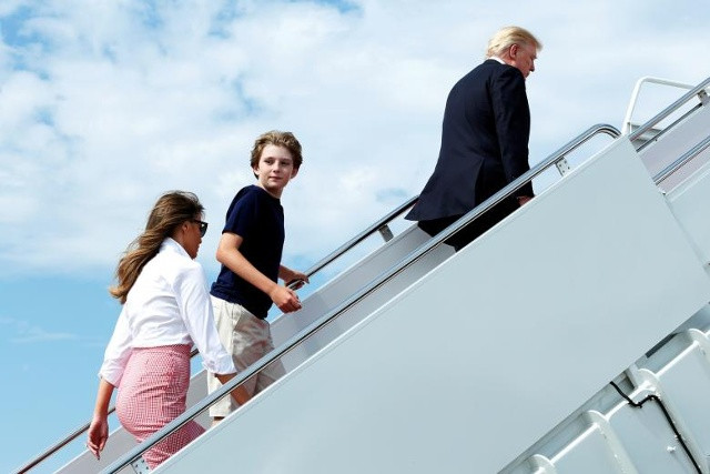 Tổng thống Donald Trump cùng đệ nhất phu nhân Melania Trump và con trai Barron Air Force One rời Washington tại Joint Base Andrews Maryland, Hoa Kỳ, để nghỉ một ngày cuối tuần tại CLB Golf Trump National ở Bedminster, New Jersey, ngày 30 tháng 6 năm 2017 