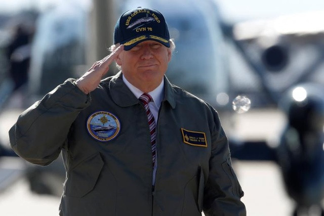 Tổng thống Donald Trump lên tàu Air Force One rời Căn cứ Không quân Langley ở Hampton, Virginia, ngày 2 tháng 3 năm 2017