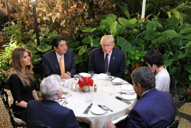 Bữa tối thân mật giữa Tổng thống Donald Trump và Thủ tướng Nhật Bản Shinzo Abe tại Mar-a-Lago, khu nghỉ dưỡng được xem là “Nhà Trắng miền Nam” của ông ở Palm Beach, Florida, ngày 10/2. 