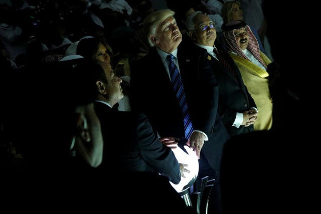 Tổng thống Donald Trump cùng các nhà lãnh đạo Arab Hồi giáo tham quan Trung tâm toàn cầu chống tư tưởng cực đoan (GCCEI) ở Riyadh, Saudi Arabia, ngày 21/5. Việc ông chọn Saudi Arabia là một trong những điểm đến trong chuyến công du nước ngoài đầu tiên sau 3 tháng cầm quyền nhằm nhấn mạnh ưu tiên chống khủng bố của Mỹ cũng như cam kết với khu vực này. 