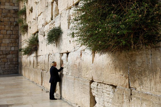 Tổng thống Donald Trump chạm vào Bức tường phía Tây (Western Wall), khu cầu nguyện linh thiêng nhất của Do Thái giáo ở thành cổ Jerusalem ngày 22/5 trong chuyến thăm Israel, một điểm dừng chân khác trong chuyến công du nước ngoài đầu tiên của ông. 