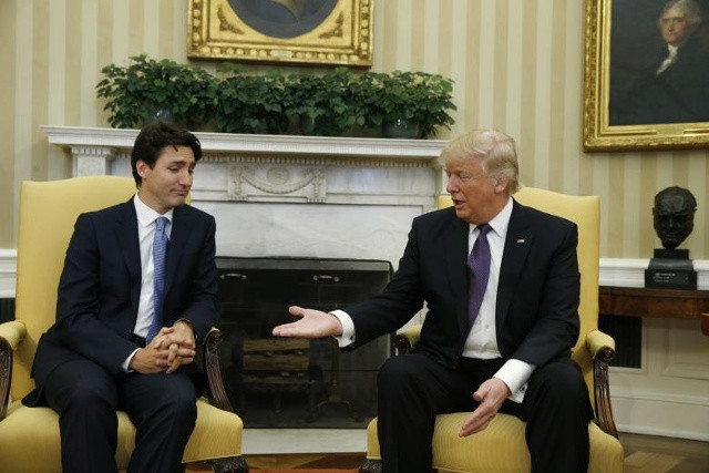 Thủ tướng Canada Justin Trudeau được chào đón bởi Tổng thống Donald Trump trong Văn phòng hình bầu dục tại Nhà Trắng ngày 13 tháng 2 năm 2017