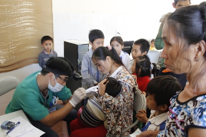 Có bác sĩ ở tỉnh và huyện về, rất đông bà con nhân dân xã Yên Tĩnh đến khám, nhờ tư vấn sức khỏe. Ảnh: Thanh Sơn