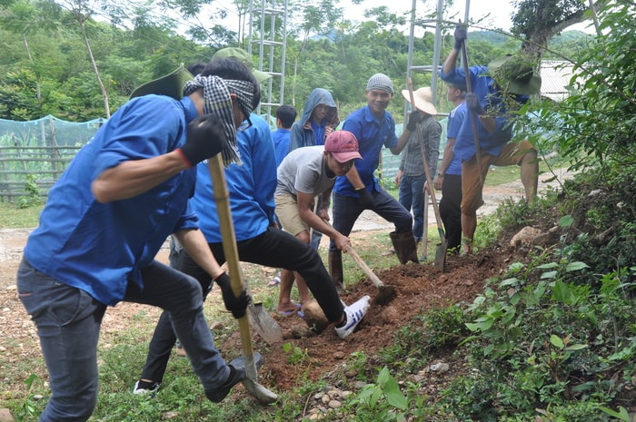 Thanh niên tình nguyện phát dọn đường giao thông giúp bà conbản Xiêng Hương (xã Xá Lượng). Ảnh: Công Khang