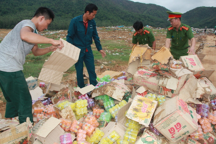 Lực lượng chức năng tiêu hủy hàng hóa không rõ nguồn gốc