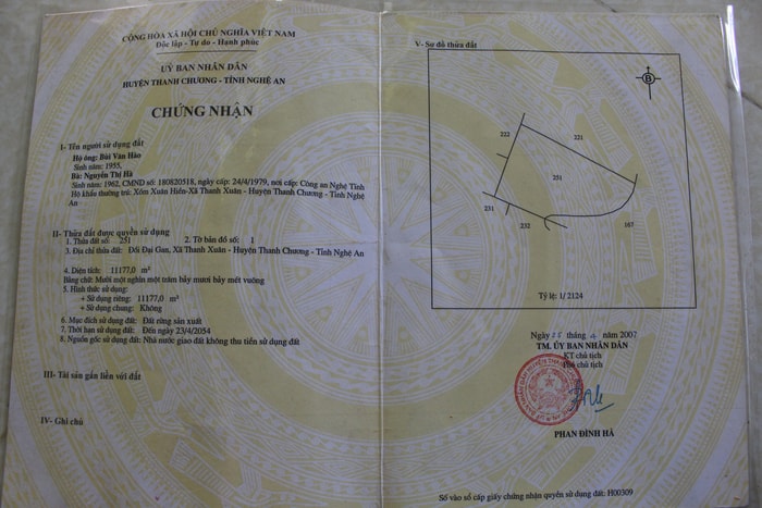 Giấy chứng nhận quyền sử dụng đất cấp cho ông Hào, bà Hà (bố mẹ ông Phú) không tách riêng diện tích phần mộ của ông Liên.