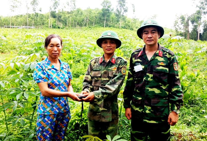 Binh nhất Trịnh Văn Trường (Sư đoàn 324, Quân khu 4) cùng lãnh đạo chỉ huy đơn vị trả lại tài sản nhặt được cho bác Đỗ Thị Phương. Ảnh: Hà Hữu Tân