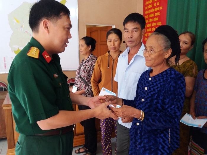 tặng quà gia đình chính dsachs
