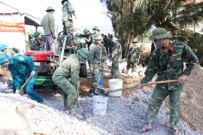 Lực lượng vũ trang tỉnh Nghệ An giúp nhân dân xã An Hòa,huyện Quỳnh Lưu làm đường giao thông nông thôn. Ảnh: Phong Quang