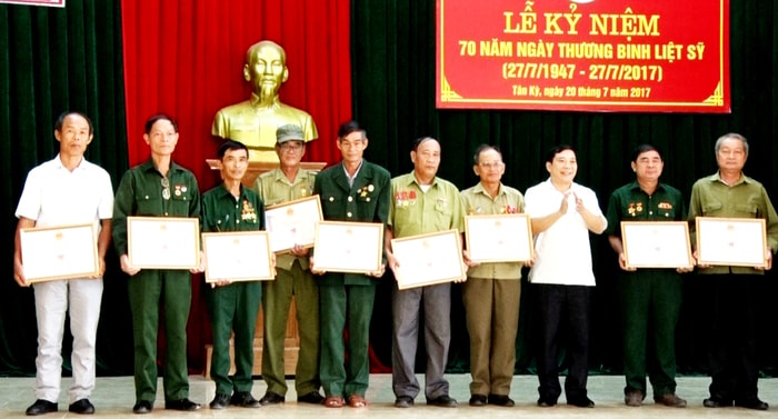 UBND huyện Tân Kỳ tặng Giấy khen cho các cá nhân điển hình tiên tiến tại buổi lễ. Ảnh: Như Lành