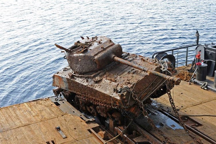 Tháng 5/2017, thợ lặn Hạm đội biển Bắc, Hải quân Nga đã tiến hành trục vớt thành công một xe tăng Sherman mà tàu USS Thomas Donaldson chở theo. Nguồn ảnh: BQP Nga