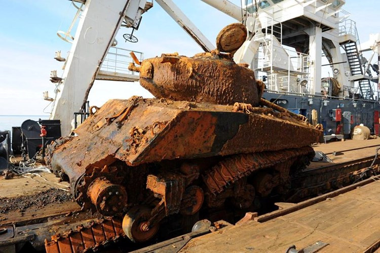 Các thợ lặn vô cùng bất ngờ khi dù chìm dưới mặt nước biển lạnh lẽo suốt 72 năm, thế nhưng xe tăng hạng trung M4 Sherman vẫn còn vẹn nguyên hình hài, ngay cả các sợi xích vẫn còn trên bánh tỳ. Nguồn ảnh: BQP Nga