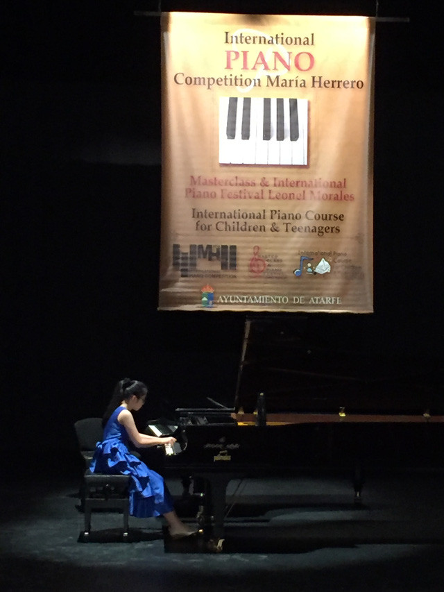 Bạch Anh biểu diễn tại cuộc thi piano quốc tế Maria Herrero (Granada, Tây Ban Nha).