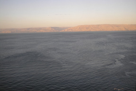 Ảnh Hồ Tibériadea chụp gần thành phố cổ Tiberias. Di tích hình nón nằm ở phía Nam. (Avi Deror / Wikimedia)