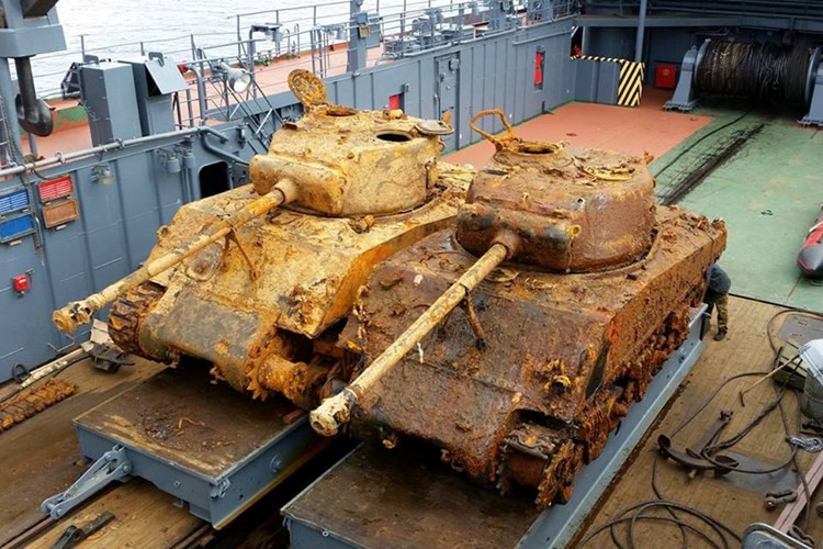 Mới đây, trang web Bộ Quốc phòng Nga đã công bố loạt ảnh trục vớt thành công 2-3 xe tăng Sherman của Mỹ bị chìm dưới đáy biển Barents từ thời chiến tranh thế giới thứ 2. Nguồn ảnh: BQP Nga