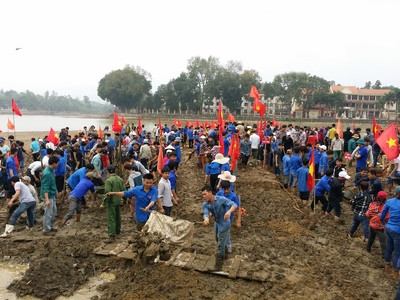 Hơn 1000 ĐVTN Huyện Quỳ Hợp tham gia nạo vét lòng hồ Thung Mây.