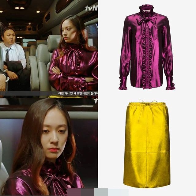 Set đồ metallic nổi bật này mà Krystal diện ở tập 4 là chiếc blouse màu tím nhún bèo sang chảnh của Bally Rouched Pussy Bow có giá lên đến 995 USD (22,6 triệu VNĐ), chân váy bút chì Bally Metallic Nappa giá 1.695 USD (tương đương 38,5 triệu đồng). 