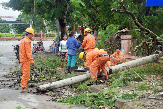Cán bộ, nhân viên Chi nhánh Điện lực huyện Tân Kỳ khắc phục đường dây điện bị hư hỏng sau cơn bão số 2. Ảnh: Quang An