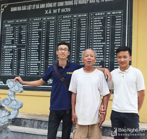 người Cụ Nguyễn Hoàng Thường (85 tuổi) trông coi tượng đài chiến thắng Truông Bồn (xã Mỹ Sơn, huyện Đô Lương). Ảnh: Huy Thư.