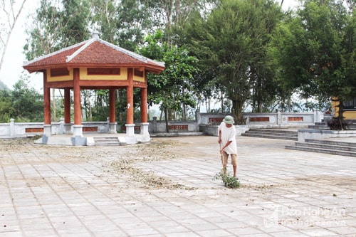 Cụ Thường làm vệ sinh di tích những ngày sau bão số 2. Ảnh: Huy Thư.