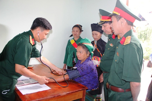 Đoàn công tác của BCHQS tỉnh khám bệnh cho bà con xã Nậm Giải. Ảnh: Internet.