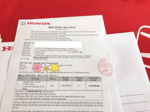 Theo bản hợp đồng, giá chiếc Honda CR-V 2017 bản 7 trang bị động cơ 1.5 CVT VTEC Turbo là 1,1 tỷ đồng (mức giá tạm tính).