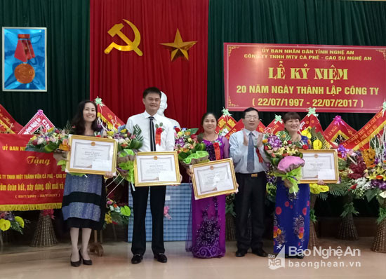 Đồng chí Đinh Viết Hồng - Phó Chủ tịch UBND tỉnh trao Bằng khen cho các cá nhân có thành tích cao trong xây dựng và phát triển công ty. Ảnh: Quang Huy