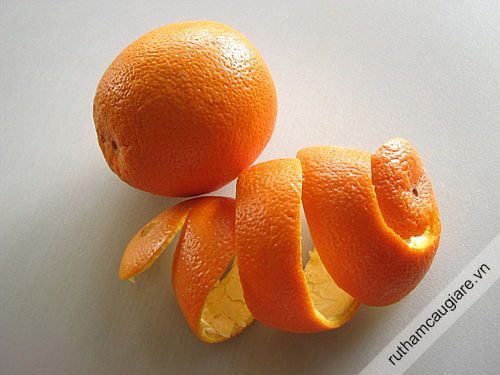 Muỗi ngửi thấy mùi vỏ cam/quýt sẽ không béng mảng đến. 