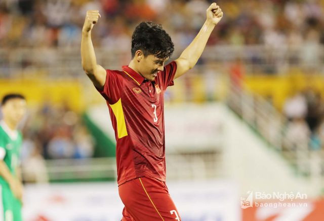 Trung vệ Hoàng Văn Khánh ăn mừng bàn thắng - Ảnh: Đức Đồng