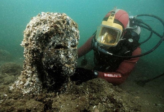 Thám hiểm thành phố cổ Heracleion dưới nước.