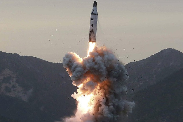 Triều Tiên liên tiếp thách thức cộng đồng quốc tế với các vụ thử tên lửa. Ảnh: AP