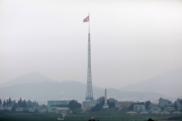 Panmunjom (Bàn Môn Điếm) được gọi với cái tên dân dã: Làng đình chiến. Seoul và Bình Nhưỡng năm 1953 ký kết thỏa thuận ngừng bắn tại Panmunjom, nằm cách Seoul 55 km về phía bắc. Về lý thuyết, hai bên vẫn đang trong tình trạng chiến tranh vì chưa ký hiệp ước hòa bình. Trong ảnh là cột cờ Triều Tiên tại khu vực. Ảnh: AP.