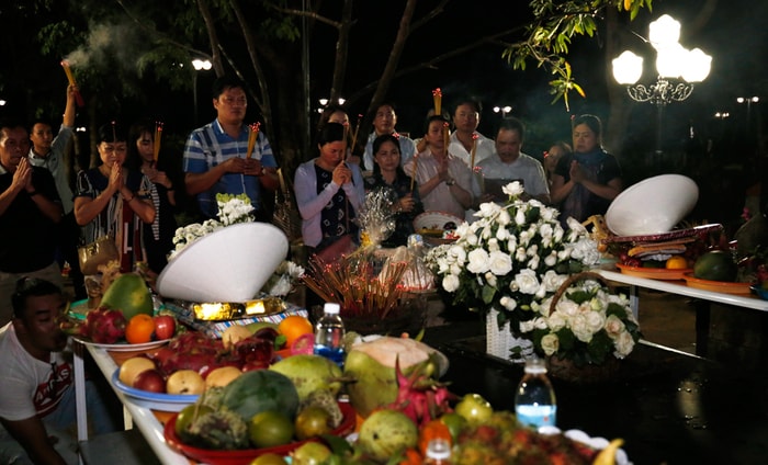 Những ngày này, ngôi mộ của Anh hùng lực lượng vũ trang Võ Thị Sáu là nơi hàng chục nghìn người con trên mọi miền Tổ quốc tìm về để bày tỏ niềm kính trọng, tưởng nhớ công ơn của người con gái đất đỏ với sự nghiệp cách mạng của dân tộc. Ảnh: Đức Anh