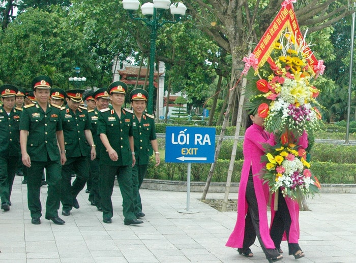 Đoàn đại biểu cơ động vào nhà tưởng niệm Chủ tịch Hồ Chính Minh tại khu di tích Kim Liên, huyện Nam Đàn, tỉnh Nghệ An. Ảnh: Hồ Việt