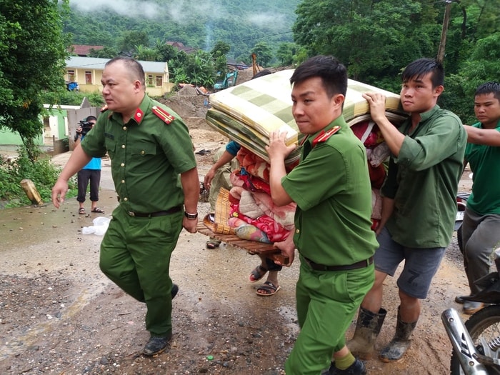 Ngay khi nhận được thông tin, đại diện lãnh đạo huyện kỳ sơn cùng với các ban ngành đoàn thể xã Tà Cạ, lực lượng Công huyện an Kỳ Sơn, đã kịp thời có mặt tại hiện trường để động viên và kịp thời di chuyển đồ đạc, tài sản giúp người dân.