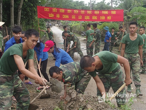 Cán bộ, chiến sỹ trung đoàn 335 và các bạn đoàn viên thanh niên xã Hoa Sơn, Anh Sơn đang tiến hành làm đường giao thông tại xóm 2.- MGP8731