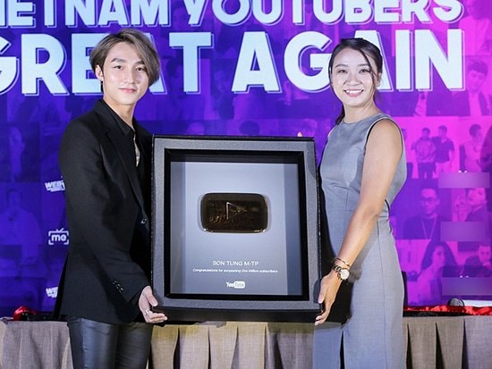 sơn tùng, Làng Sao sơn tùng, Làng Sao Năm 2016, Ca khúc 'Chúng ta không thuộc về nhau' tiếp tục tạo được tiếng vang, nhưng Sơn Tùng M-TP lại vướng nghi vấn đạo nhái. Nhưng rồi, bằng những nỗ lực trông thấy cùng với tình cảm từ cộng đồng fan khủng nhất showbiz Việt, thậm chí lan sang nhiều nước, Sơn Tùng giành liên tiếp 3 giải thưởng: Ca sĩ của năm - Giải cống hiến 2016, Ca sĩ được yêu thích nhất trong năm - Làn sóng xanh 2016, Nam nghệ sĩ xuất sắc nhất Việt Nam- Big Apple Music Award 2016.