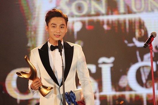 sơn tùng, Làng Sao Tối 18/12/2015 tại sân khấu Lan Anh TP HCM, Sơn Tùng M-TP đã đạt được 3 giải thưởng:
