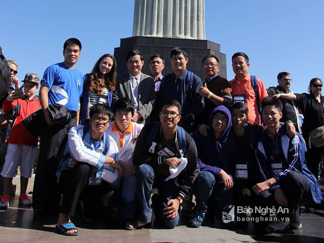 Đoàn học sinh của Việt Nam chụp ảnh tại Braxin (Nguyễn Cảnh Hoàng, ở giữa hàng đầu). Ảnh: F Hồ Sỹ Hùng