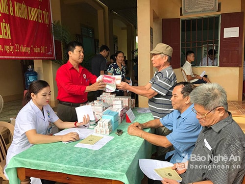 Cấp phát thuốc miễn phí cho các thương, bệnh binh