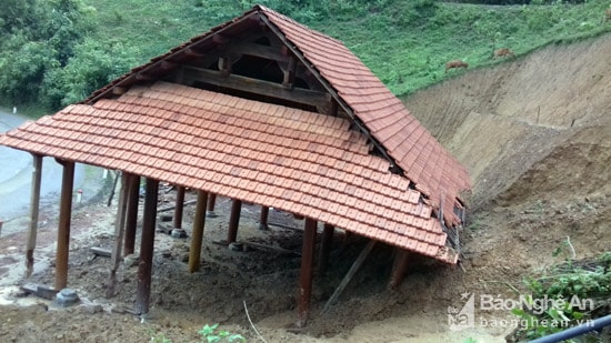 Nhà của gia đình ông Moong Văn Cường, bản Khánh Thành bị sạt lở do mưa lớn. Ảnh Đào Thọ