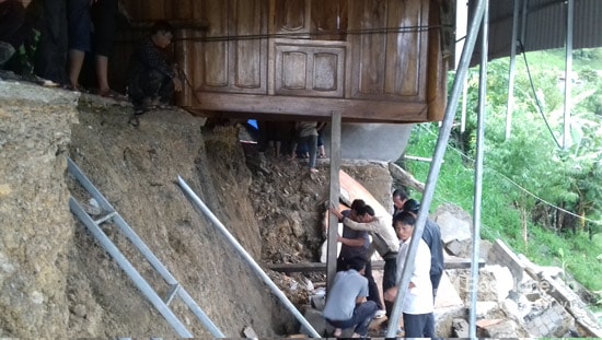 Cán bộ và người dân giúp gia đình ông Lầu Mềnh Và, bản Trường Sơn xã Nậm Cắn khắc phục sạt lở. Ảnh Lầu Bá Xồng