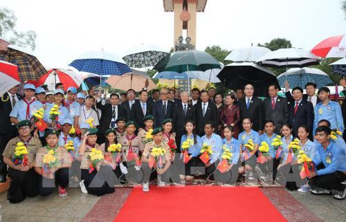 Tổng Bí thư Nguyễn Phú Trọng và Chủ tịch Thượng viện Campuchia Samdech Say Chhum với các đại biểu và học sinh tại Tượng đài Hữu nghị Việt Nam- Campuchia.