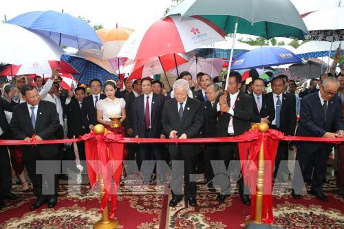 Tổng Bí thư Nguyễn Phú Trọng và Chủ tịch Thượng viện Campuchia Samdech Say Chhum cùng các đại biểu cắt băng khánh thành Tượng đài Hữu nghị Việt Nam- Campuchia.