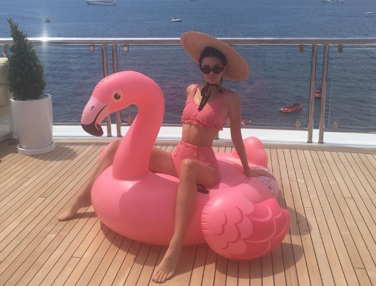 Kendall Jenner khoe thân hình thon gọn với bikini hồng.