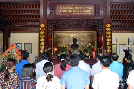 Dâng hương tưởng niệm Cố Tổng Bí thư Lê Hồng Phong. Ảnh: Thanh Sơn
