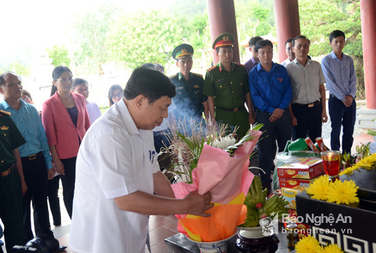 Đồng chí Nguyễn Xuân Đường dâng hoa lên phần mộ 13 liệt sĩ Thanh niên xung phong Truông Bồn. Ảnh: Thanh Sơn