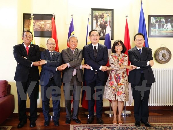 Đại sứ của sáu nước ASEAN tại Italy trong lễ bàn giao vị trí Chủ tịch ACR. (Ảnh: Quang Thanh/Vietnam+)